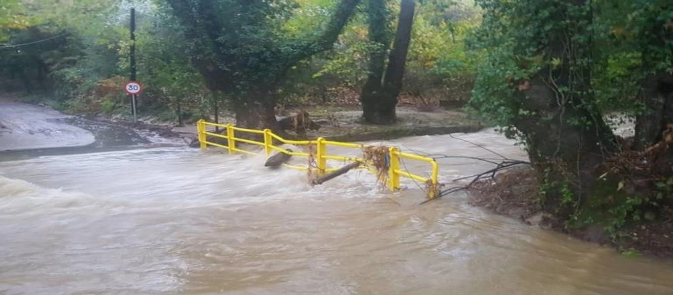 Λάρισα: Τεράστια προβλήματα από την κακοκαιρία – Πλημμύρισαν σπίτια και έκλεισαν δρόμοι